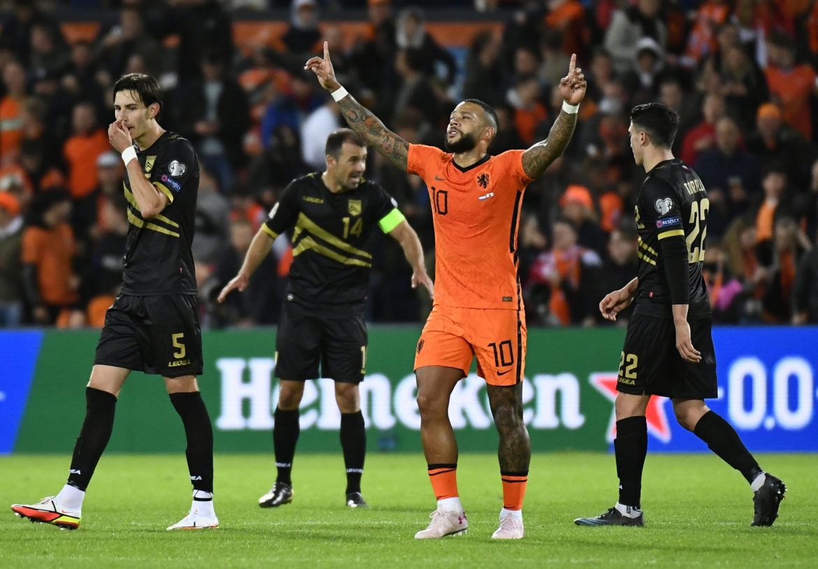 Spurs not in talks with Memphis Depay